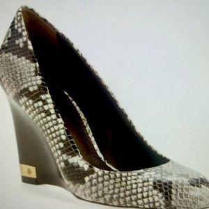 Tory Burch Astoria Leather Snakeskin Print Wedges excellent condition size 8